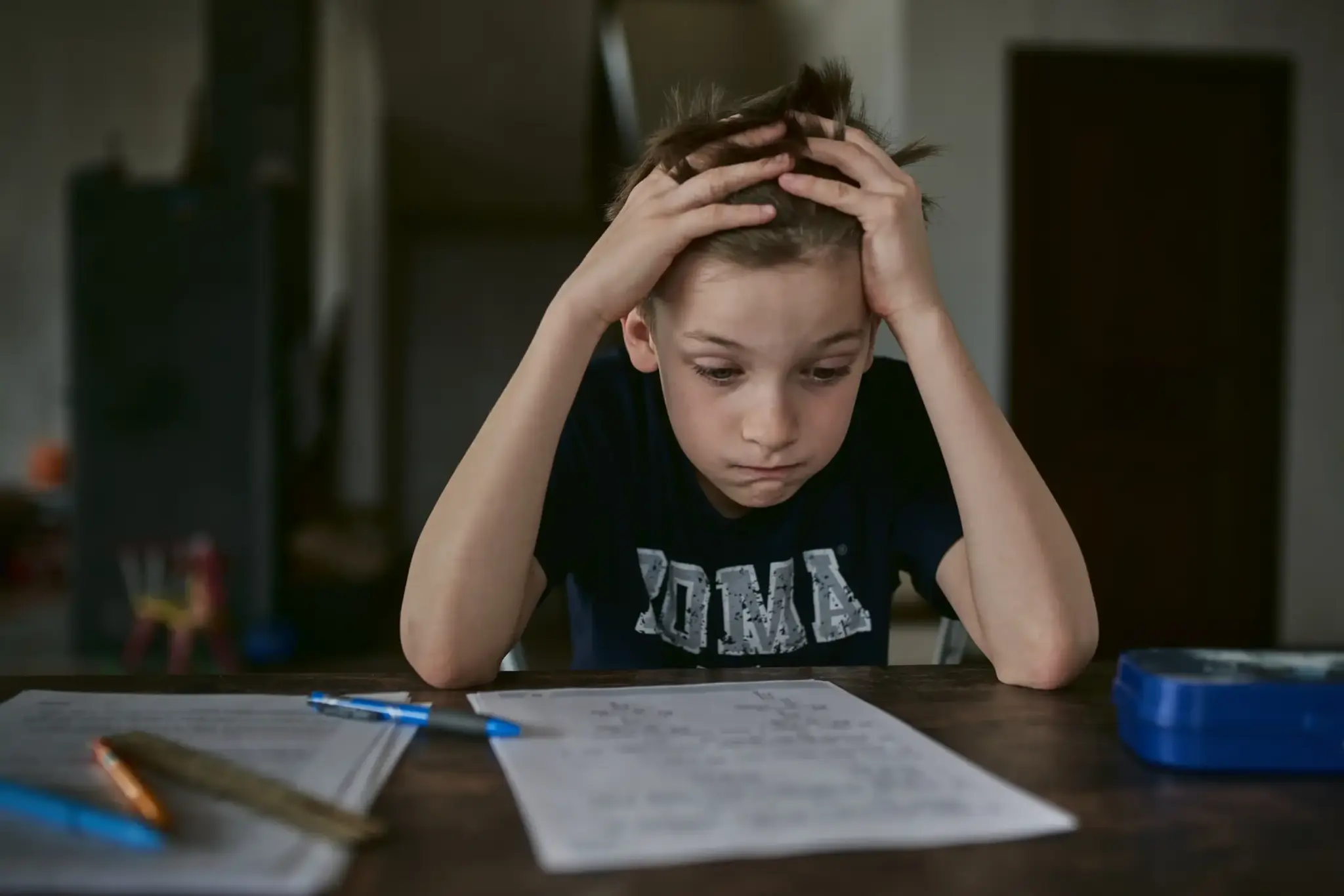 alsós diák aki stresszel tanulás közben