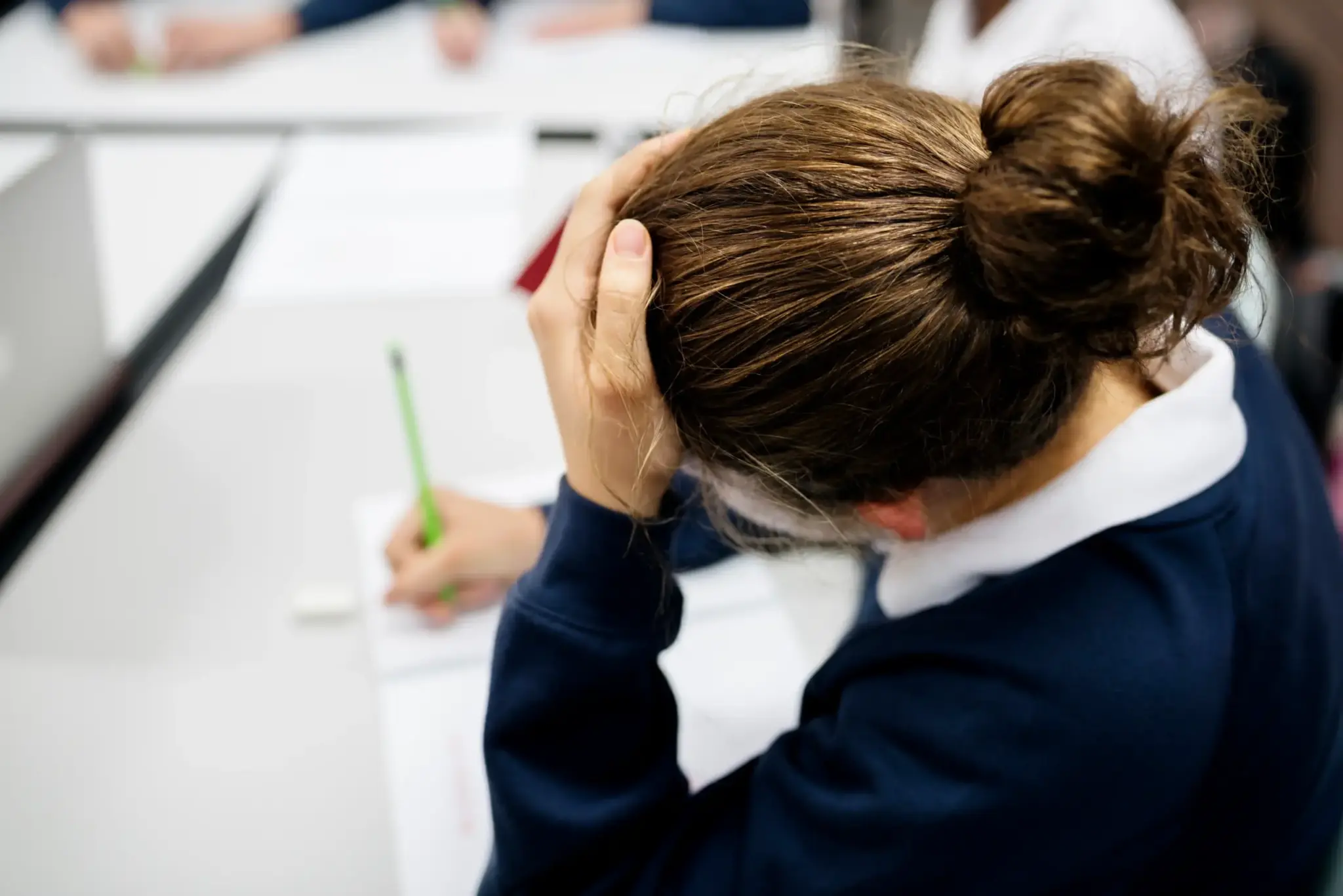 dolgozatot író, stresszes diák